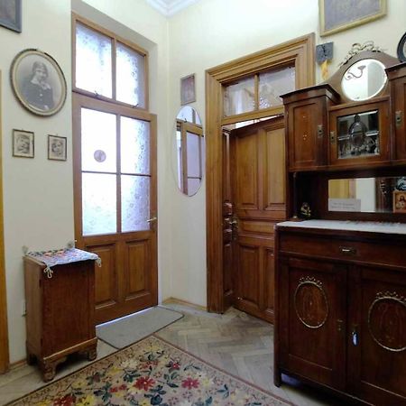 Eva Stories Movie Apartment on Rynok Square Lemberg Exterior foto