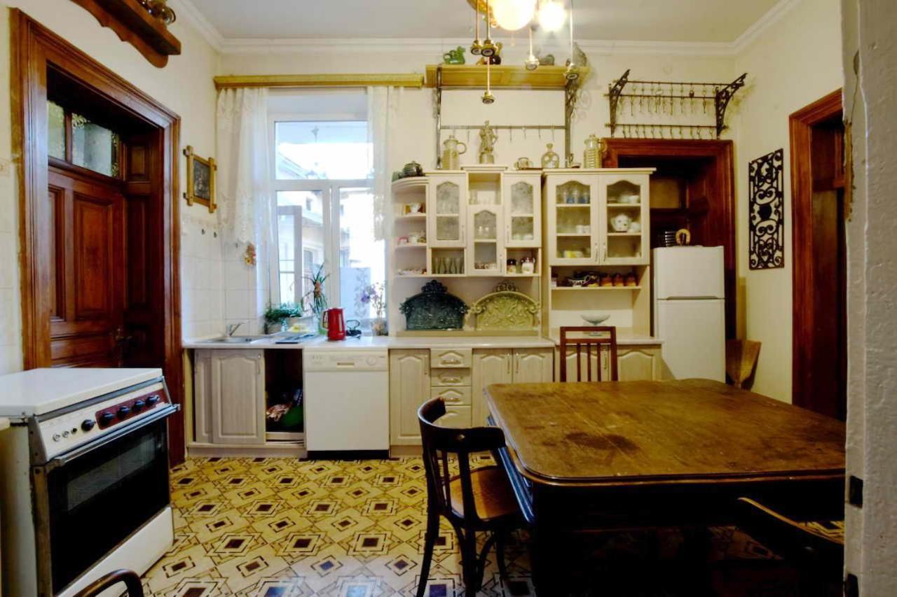 Eva Stories Movie Apartment on Rynok Square Lemberg Exterior foto