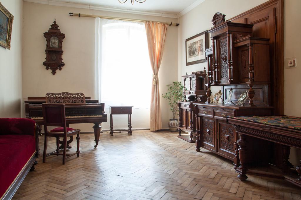 Eva Stories Movie Apartment on Rynok Square Lemberg Exterior foto